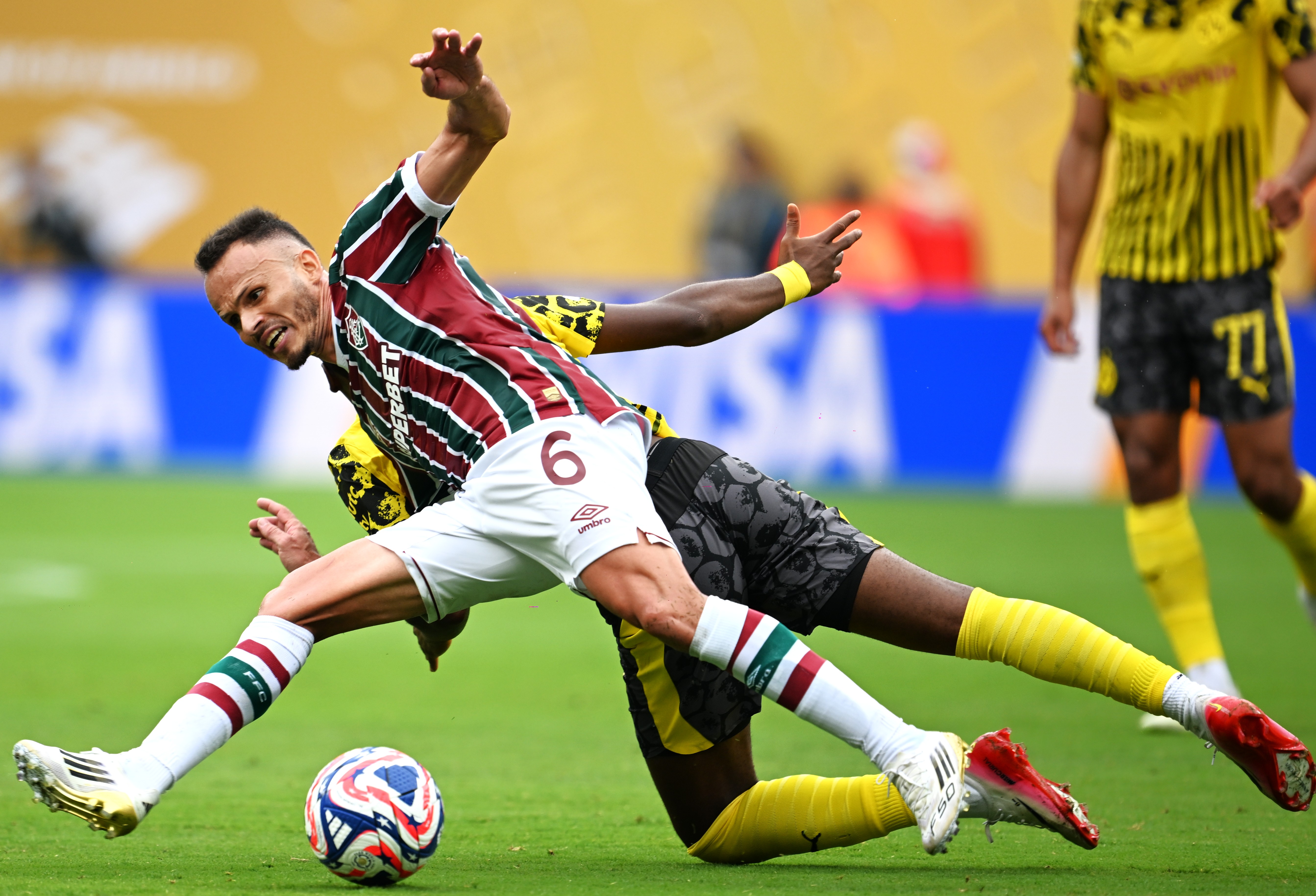 弗鲁米嫩塞0-0多特半场数据：射门8-3，射正2-0，良机0-0