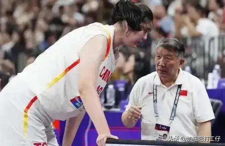 关于女篮半决赛中战术未能实施，宫鲁鸣在场边：把球给张子宇的信息